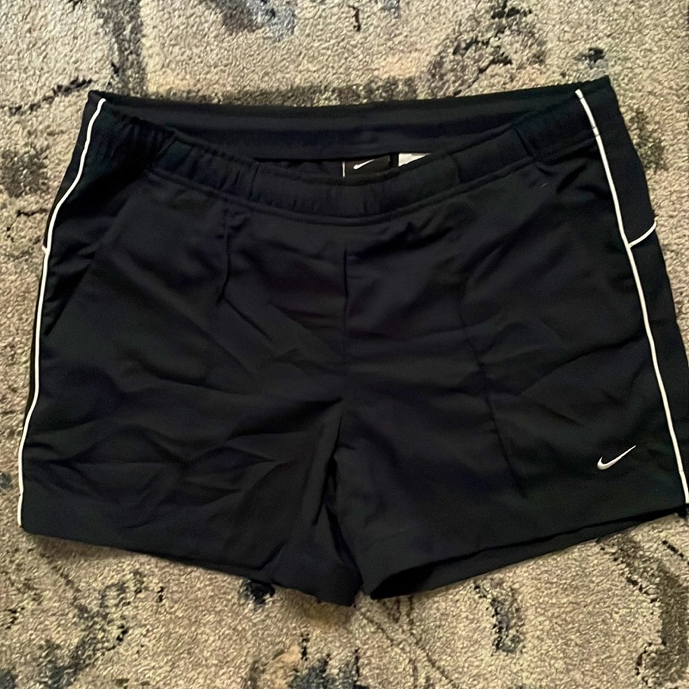 NIKE athletic shorts with draw string and pockets